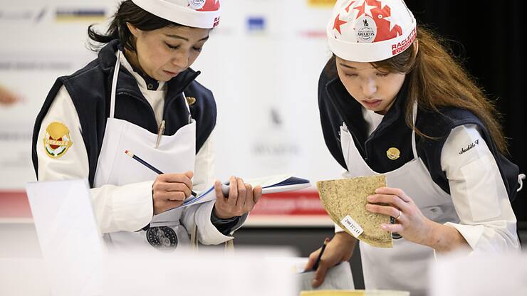 150 jurés venus de Suisse ou de l'étranger examinent, hument et goûtent les fromages et distribuent des points.