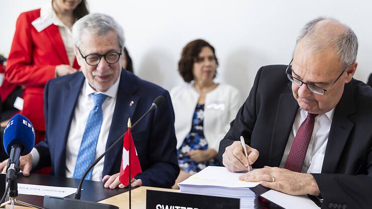 Le ministre chilien des Affaires étrangères Alberto van Klaveren et le conseiller fédéral Guy Parmelin ont notamment signé l'accord entre le pays latino-américain et l'Association européenne de libre-échange (AELE).