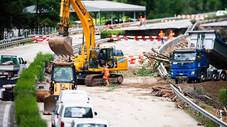 La rivière Moesa a emporté partiellement l'autoroute A13 vendredi soir près de Lostallo (GR), dans le val Mesolcina. Depuis, la route du San Bernardino est fermée. Les travaux de réparation ont débuté lundi.