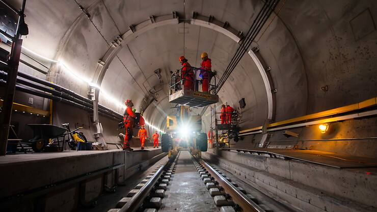 Les travaux (ici près de Faido/TI) avancent bon train: réouverture complète du tunnel ferroviaire de base prévue le 2 septembre.
