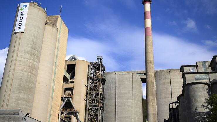 Holcim souhaite réduire l'utilisation des énergies fossiles dans ses trois cimenteries en Suisse. Ici la cimenterie d'Eclépens. (archive)