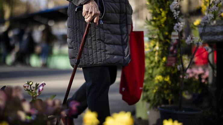 Le fait que les personnes âgées souhaitent vivre chez elles le plus longtemps possible est un défi en matière de logement (illustration).