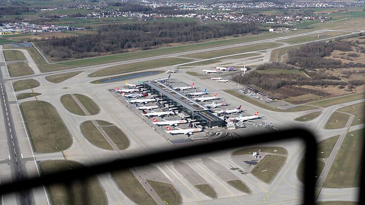 Les avions sont cloués au sol à l'aéroport de Zurich. Seuls des atterrissages sont possibles, mais ils sont réduits de moitié (archives).