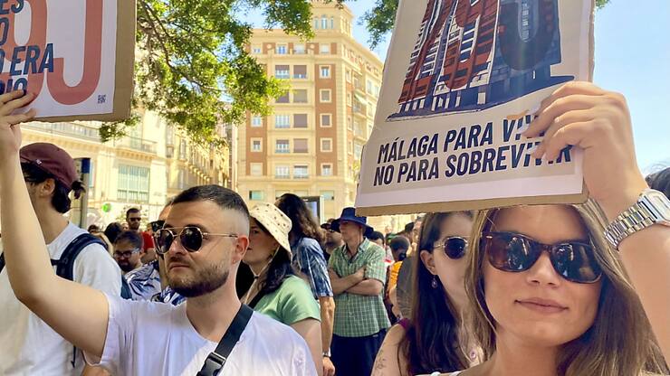 "Malaga pour vivre, pas pour survivre", peut-on lire sur cette pancarte tenue par une manifestante ce samedi dans les rues de la ville andalouse. Des îles Baléares aux Canaries en passant par Barcelone, les mouvements hostiles au surtourisme se multiplient en Espagne.