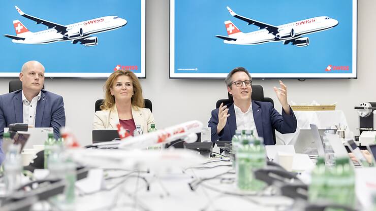 Les problèmes les plus fréquents sont les difficultés techniques et les aléas météorologiques, a expliqué Oliver Buchhofer, directeur des opérations (COO) de Swiss (à droite sur la photo) lors d'une conférence de presse lundi à l'aéroport de Zurich. (archive)