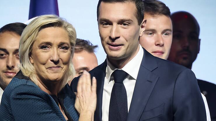 "Il existe un risque non négligeable que Marine Le Pen et Jordan Bardella remportent la majorité parlementaire d'ici la fin de semaine", relève une analyste.