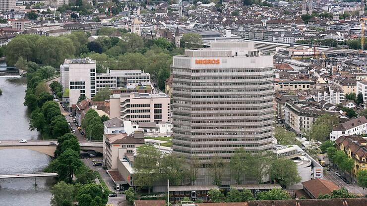 Greenpeace a voulu rappeler à Coop et Migros "qu'ils n'atteindront pas leurs objectifs climatiques s'ils continuent de vendre toujours autant de viande". (archives)