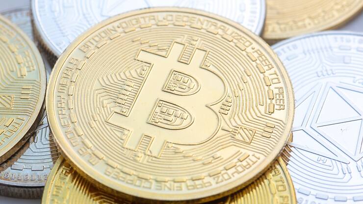 Sous pression depuis des semaines, le bitcoin valait encore près de 72'000 dollars début juin (archives).