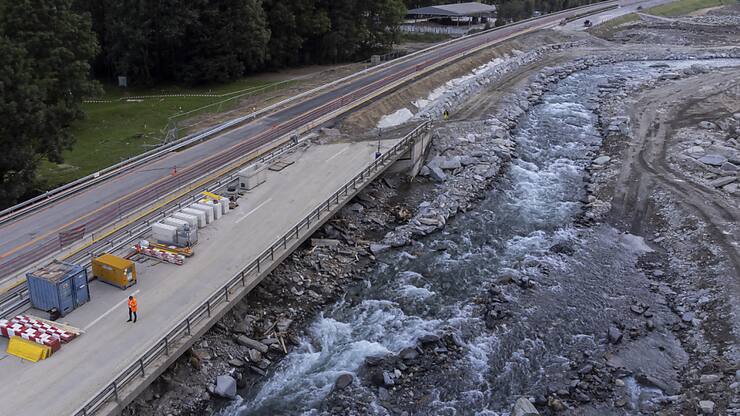 La reconstruction de la deuxième chaussée détruite le 21 juin dernier par les flots de la Moesa durera plusieurs mois.