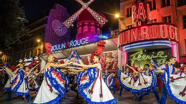 Le Moulin Rouge a retrouvé ses ailes.