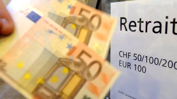 L'euro s'affaissait lundi matin face au franc et dans une moindre mesure face au dollar, dans le sillage d'un coup de théâtre électoral en France (archives).
