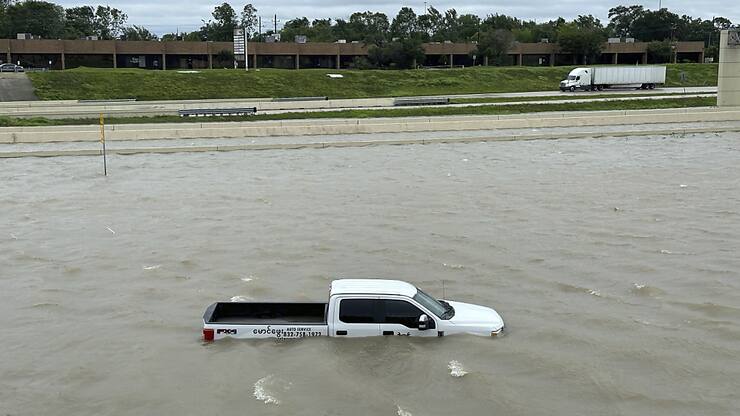 Béryl, situé actuellement au Texas, a été rétrogradé lundi en tempête tropicale. Ici, une voiture submergée à Houston.