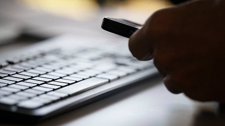 De nos jours, les services numériques peuvent déjà aider à organiser sa propre succession et à gérer les 
démarches administratives liées à un décès (archives).