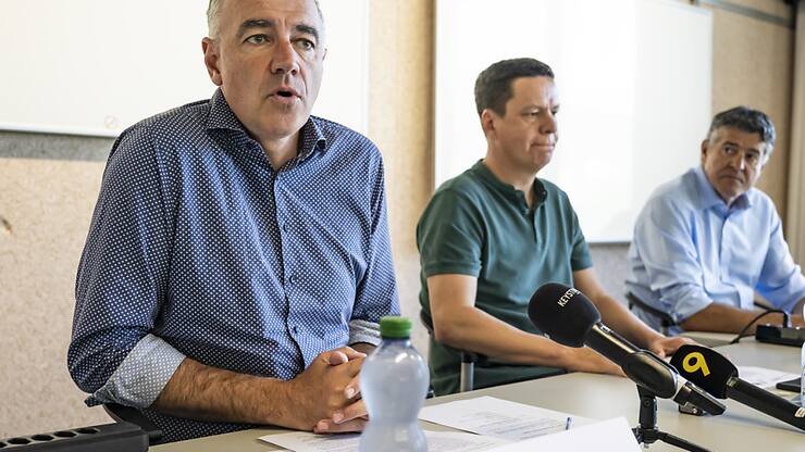 Le Conseiller d'Etat Christophe Darbellay,  Serge Gaudin directeur de Novelis Sierre et Paul Robillard, directeur de Constellium Sierre (de gauche à droite), se sont exprimés jeudi devant la presse réunie à Sierre.