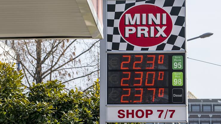 En particulier, le prix des produits pétroliers continue de significativement baisser (-1,9% par rapport à mai). (KEYSTONE/Martial Trezzini)