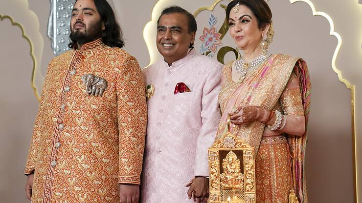 Mukesh Ambani (au centre) pose avec son fils Anant et sa femme Neeta at Anant Ambani.