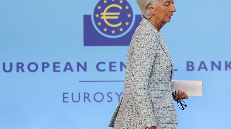 La présidente de la BCE, Christine Lagarde, a prévenu dans la foulée que la vitesse et la durée des futures baisses restaient "très incertaines". EPA/FRIEDEMANN VOGEL