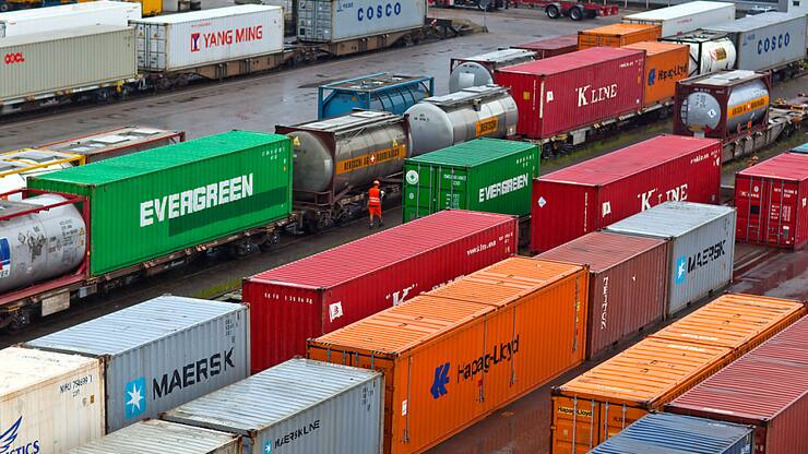 Loin derrière les denrées alimentaires, le tabac et ses dérivés, les produits agricoles et les produits en métaux non ferreux ont aussi contribué au renchérissement des produits indigènes. (KEYSTONE/GAETAN BALLY)