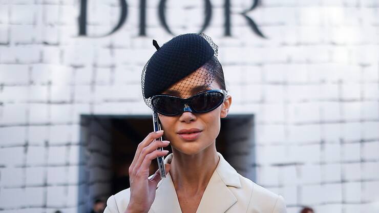 L'autorité italienne de la concurrence a ouvert une enquête visant le groupe de luxe Giorgio Armani ainsi que Dior Italie, soupçonnés d'avoir été peu regardants sur les conditions de travail de leurs sous-traitants.