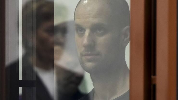 Le journaliste du Wall Street Journal écoute le verdict au "Palais de Justice" de Yekaterinburg en Russie.