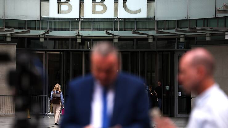 "D'ici à la fin mars 2026, nous nous attendons à voir une réduction d'environ 500 postes de service public", a indiqué la BBC dans un communiqué. EPA/ANDY RAIN