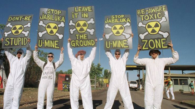 Découvert au début des années 1970, le gisement de Jabiluka est depuis des décennies l'objet de querelles juridiques entre peuples autochtones et compagnies minières. Selon l'Association nucléaire mondiale, il s'agit de l'un des plus grands gisements à forte teneur en uranium inexploités au monde.