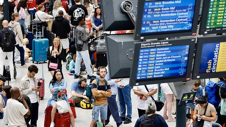 L'attaque est survenue à quelques heures seulement de la cérémonie d'ouverture des Jeux olympiques 2024 à Paris, alors que de nombreux voyageurs avaient prévu de rallier la capitale, suscitant une pagaille monstre dans les gares vendredi au petit matin.