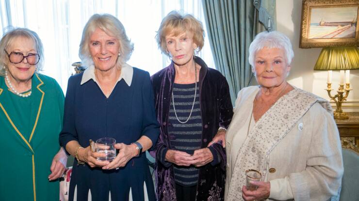 L'écrivaine irlandaise Edna O'Brien (2e à gauche depuis la droite) est décédée après une longue maladie, selon son agente Caroline Michel et son éditeur, Faber (archives).