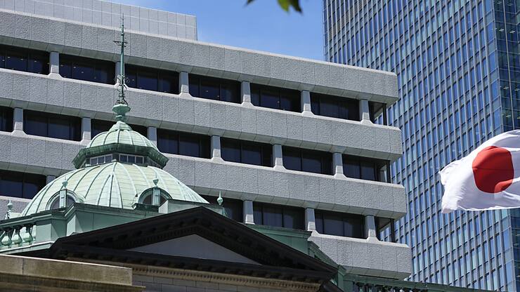 La Banque était notamment sous pression du gouvernement et de plusieurs ténors du parti au pouvoir pour agir afin d'enrayer la chute du yen, liée au grand écart persistant entre les taux directeurs de la Réserve fédérale américaine (Fed) et ceux de la BoJ. (AP Photo/Shuji Kajiyama, File)