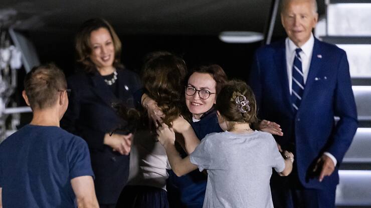 La journaliste russo-américaine Alsu Kurmasheva embrasse ses proches sous le regard de Joe Biden et de Kamala Harris.