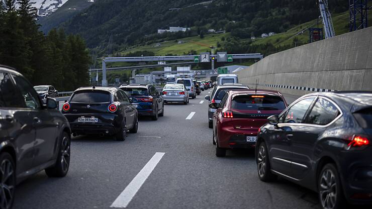 A la mi-journée, les embouteillages au tunnel du Gothard étaient encore mesurés, avec à peine plus d'une heure d'attente de part et d'autre.