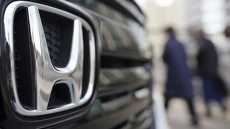 Son chiffre d'affaires a progressé sur cette période de 16,9%, grâce à des ventes dynamiques de véhicules hybrides au Japon et aux Etats-Unis.  (AP Photo/Eugene Hoshiko, File)