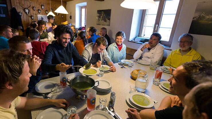 La nourriture servie dans les cabanes de montagne, comme celle de la section de la Bernina du Club alpin suisse ci-contre, fait aussi partie de la gastronomie de Valposchiavo, désignée région du goût 2024.