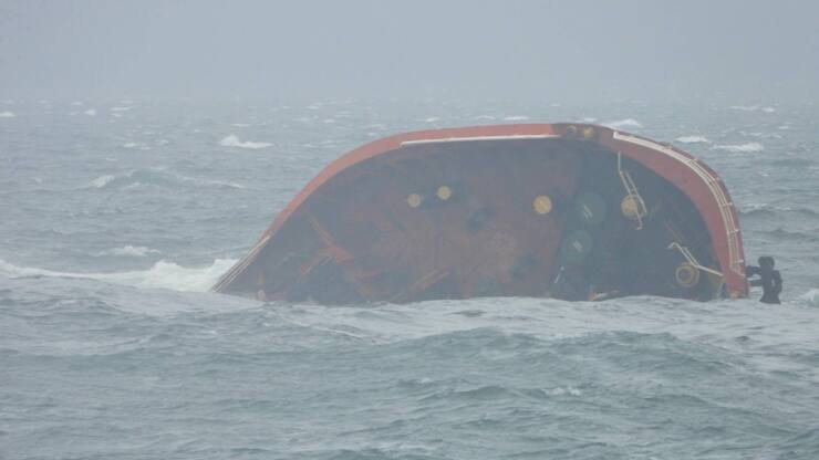Le MT Terra Nova en train de couler durant le typhon de fin juillet au large des Philippines. Un marin avait trouvé la mort.