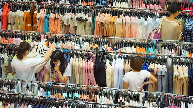 En Chine, la confiance morose des ménages et des entreprises, dans un contexte d'incertitudes, pénalise la consommation. (archive)