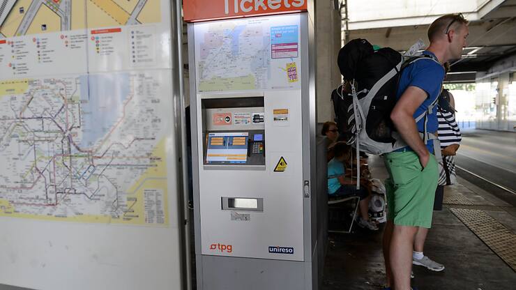 Le référendum contre l'autonomie des Transports publics genevois dans la fixation du prix des billets et abonnements a été déposé jeudi muni de 7936 signatures. Les référendaires craignent une augmentation prochaine des tarifs (archives).