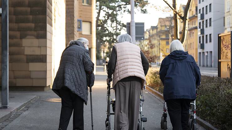 Si la loi sur la prévoyance professionnelle (LPP) est adoptée le 22 septembre, les caisses de pension pourraient réduire leurs rentes dans le régime obligatoire, prévient VZ Holding. (KEYSTONE/Ennio Leanza)