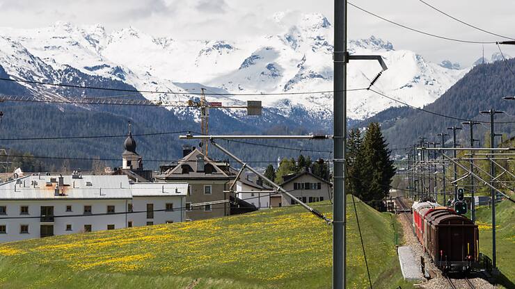 Après avoir grimpé sur le train qui démarrait, l'ado de nationalité tchèque a reçu une décharge de 11'000 volts de la ligne de contact. L'électrocution l'a projeté depuis le toit du wagon. Le malheureux n'a été découvert qu'une heure plus tard la conductrice d'un autre train (photo symbolique).