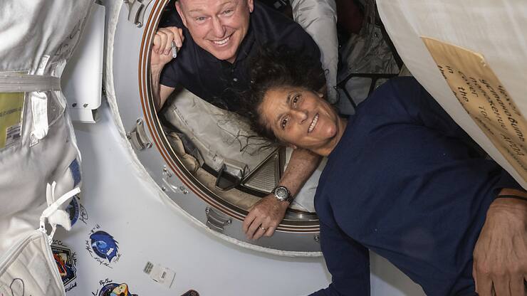 Sur cette photo fournie par la NASA, les astronautes de Boeing Crew Flight Test Butch Wilmore et Suni Williams posent à l'intérieur de la Station spatiale internationale en juin dernier.