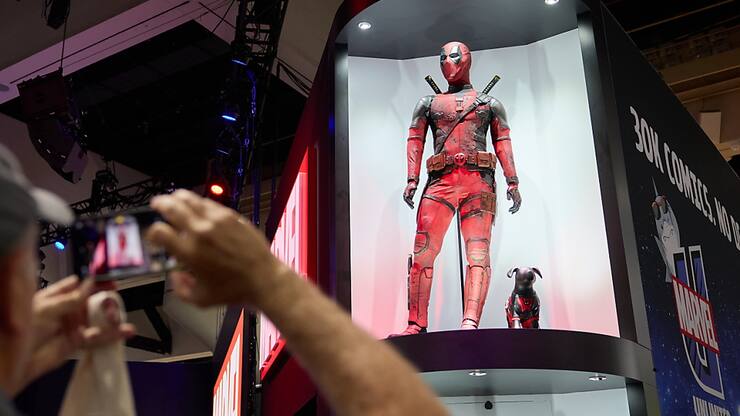 Deadpool est de retour au sommet du box office ce weekend aux Etats-Unis. Une personne prend une photo de l'exposition du costume de Marvel Deadpool au Comic-Con International à San Diego en Californie fin juillet.