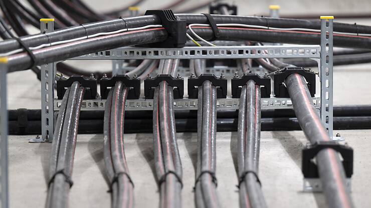 Le groupe installera de nouveaux postes de couplage isolés au gaz de 132 kilovolts (kV) et 16 kV, ainsi qu'un nouveau transformateur de 132/50 kV. (KEYSTONE/Peter Schneider)