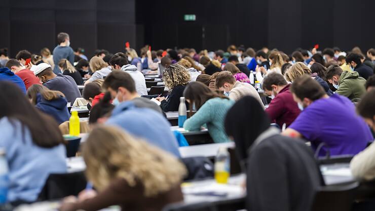 Parmi les universitaires, ceux qui ont rencontré le moins de difficulté à s'insérer sur le marché du travail sont les titulaires d'un master en Médecine et pharmacie et en Sciences techniques. (archive)