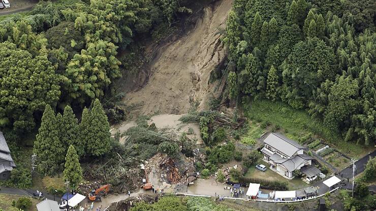 Des pluies torrentielles ont notamment déclenché un glissement de terrain mortel qui a fait 3 morts à Gamagori, une ville d cenre de la préfecture d'Aichi.