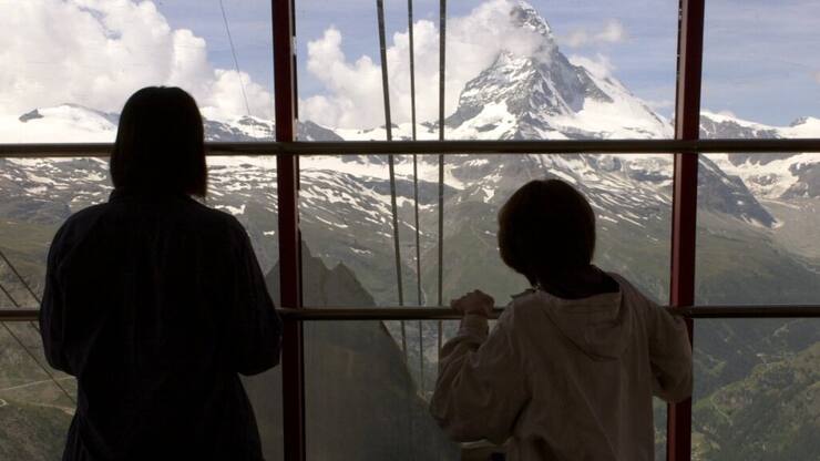 En termes de fréquentation, la destination Jungfraujoch a vu son nombre de visiteurs progresser de 9,8% à 460'500, alors que le nombre de skieurs est quant à lui demeuré stable à 930'100. (KEYSTONE/Andree-Noelle Pot)