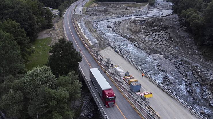 Un tronçon de A13, dans les Grisons, avait été détruit dans les fortes intempéries du 21 juin. L'autoroute sera rouverte au trafic sur quatre voies mardi en matinée. (Archives)