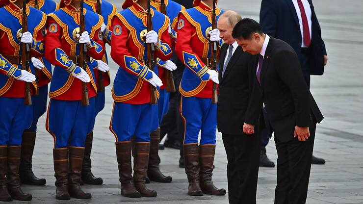 Vladimir Poutine a été accueilli mardi après-midi par son homologue mongol Ukhnaa Khurelsukh sur l'imposante place Gengis Khan d'Oulan-Bator.