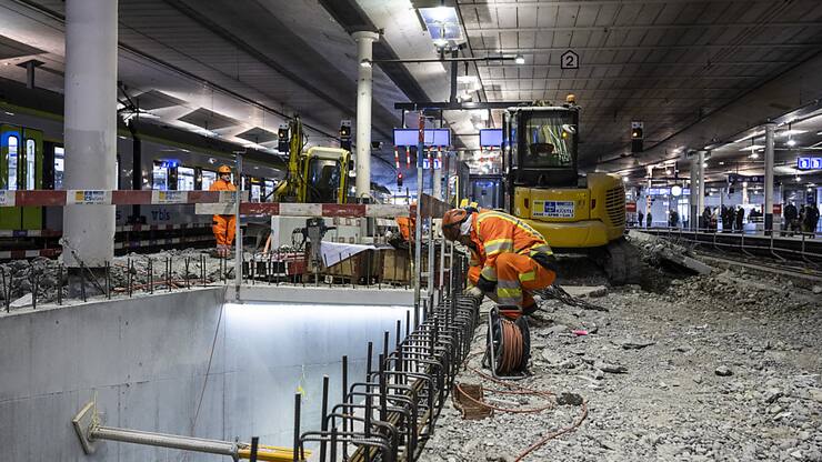 Les travaux à la gare de Berne dureront plus longtemps que prévu. Ils seront prolongés jusqu'en décembre 2029. (Archives)