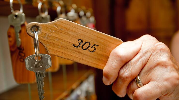 Le mauvais temps du mois de juillet - marqué par des intempéries en Valais notamment - n'a pas incité les Suisses à séjourner à l'hôtel (archives).