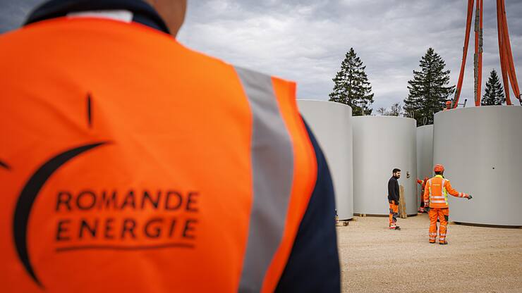 Avec le fort déploiement du solaire, la production d'énergie se fait simultanément partout et génère un surplus d'électrons qu'il s'agit de reprendre et d'évacuer, leur stockage n'étant pas encore possible. (KEYSTONE/Valentin Flauraud)