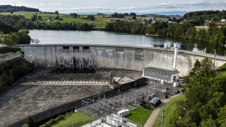 Parmi une trentaine de nouveaux aménagements, le projet de turbinage de la centrale déviatrice de Schiffenen-Morat (SCHEM) est de loin le plus important, ici le barrage de Schiffenen (archives).